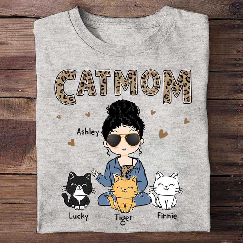 Apparel Cat Mom Chibi Leopard Pattern Personalized Shirt Sweatshirt / Light Pink Sweatshirt / L