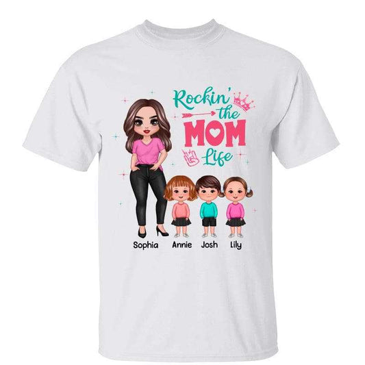 T-Shirt Rockin‘ The Mom Grandma Auntie Life Posing Doll Woman And Kids Personalized Shirt Classic Tee / White Classic Tee / S