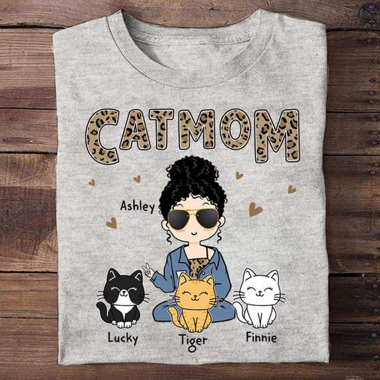 Apparel Cat Mom Chibi Leopard Pattern Personalized Shirt Sweatshirt / Light Pink Sweatshirt / L